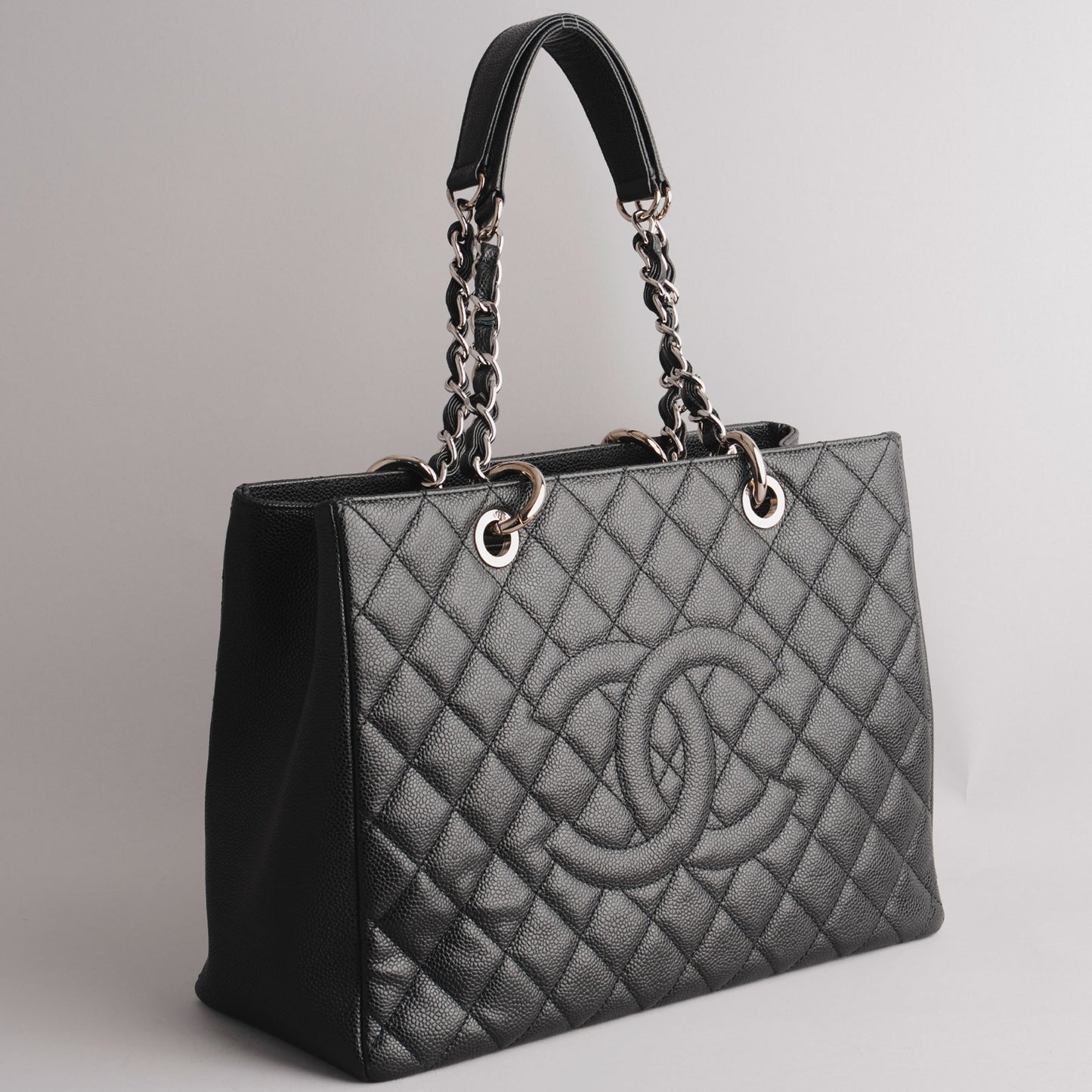 CHANEL — Cabas en cuir grainé noir