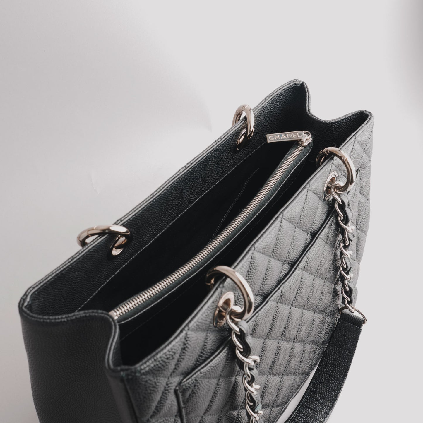 CHANEL — Cabas en cuir grainé noir