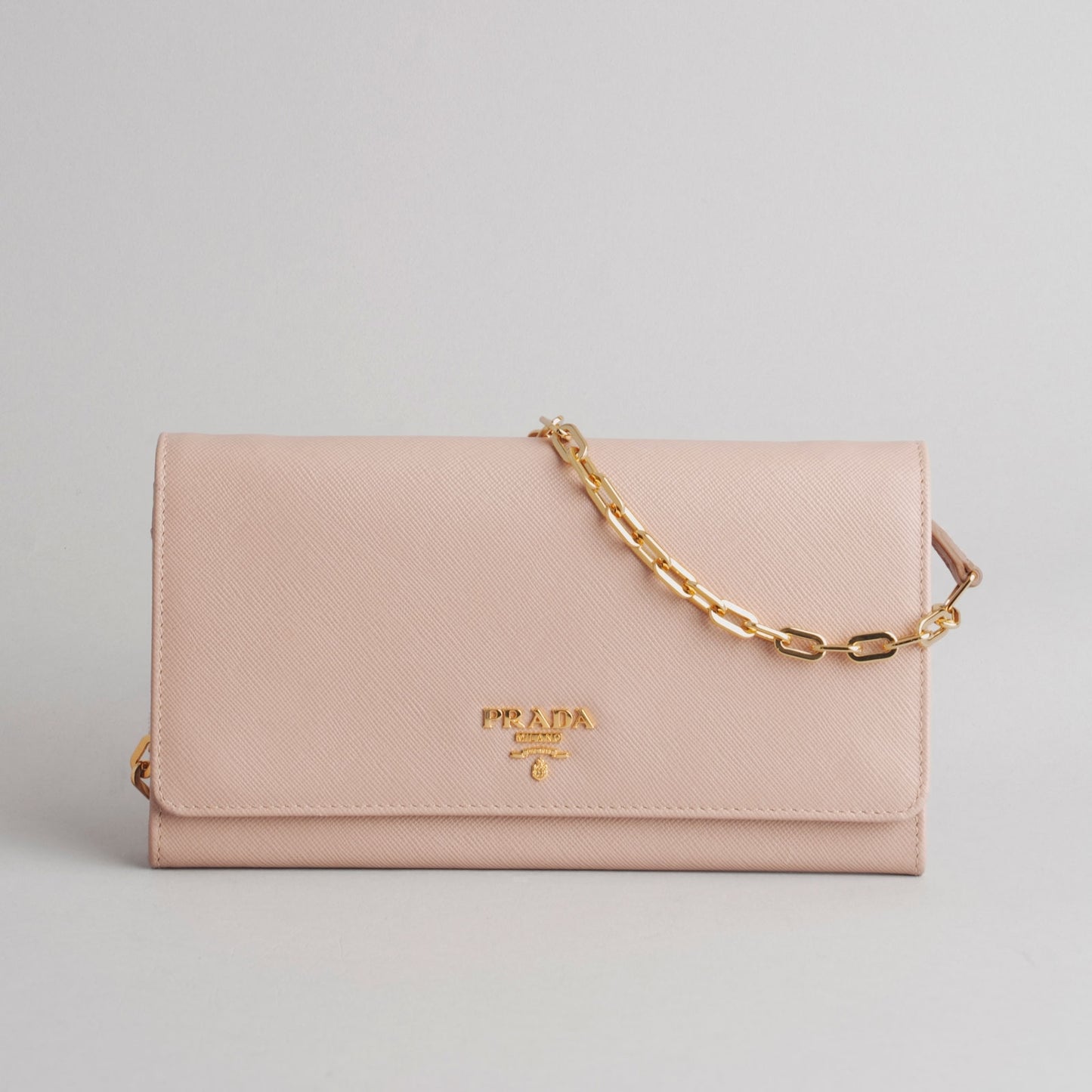 PRADA — Pochette chaîne en cuir beige