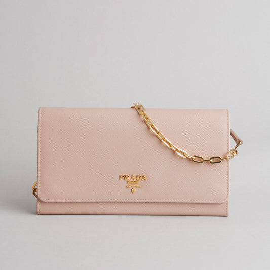 PRADA — Pochette chaîne en cuir beige