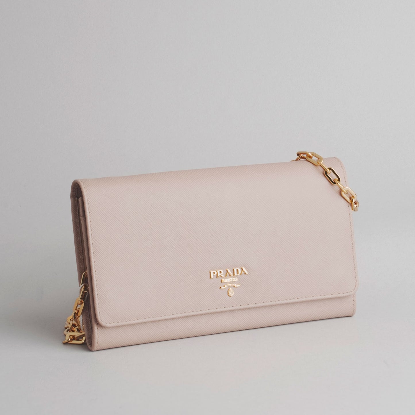 PRADA — Pochette chaîne en cuir beige