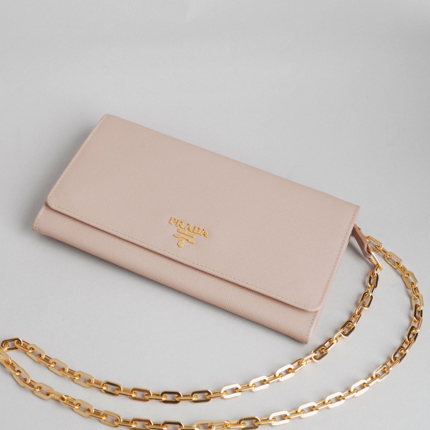 PRADA — Pochette chaîne en cuir beige