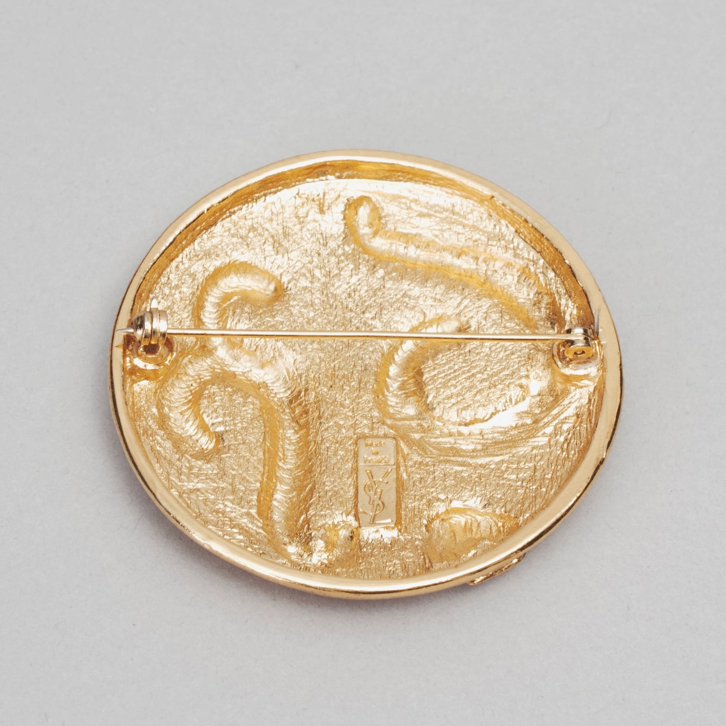 Broche ronde YVES SAINT LAURENT doré
