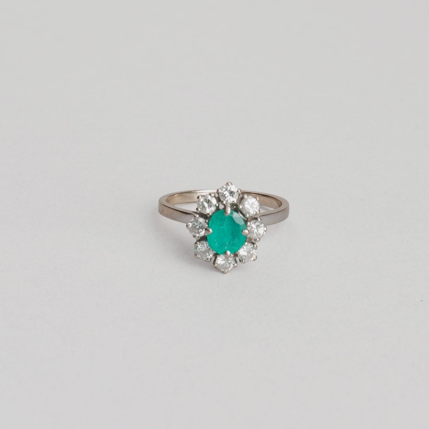 Bague marguerite, avec une émeraude des diamants  3,5 gr or 18ct 750/1000 blanc