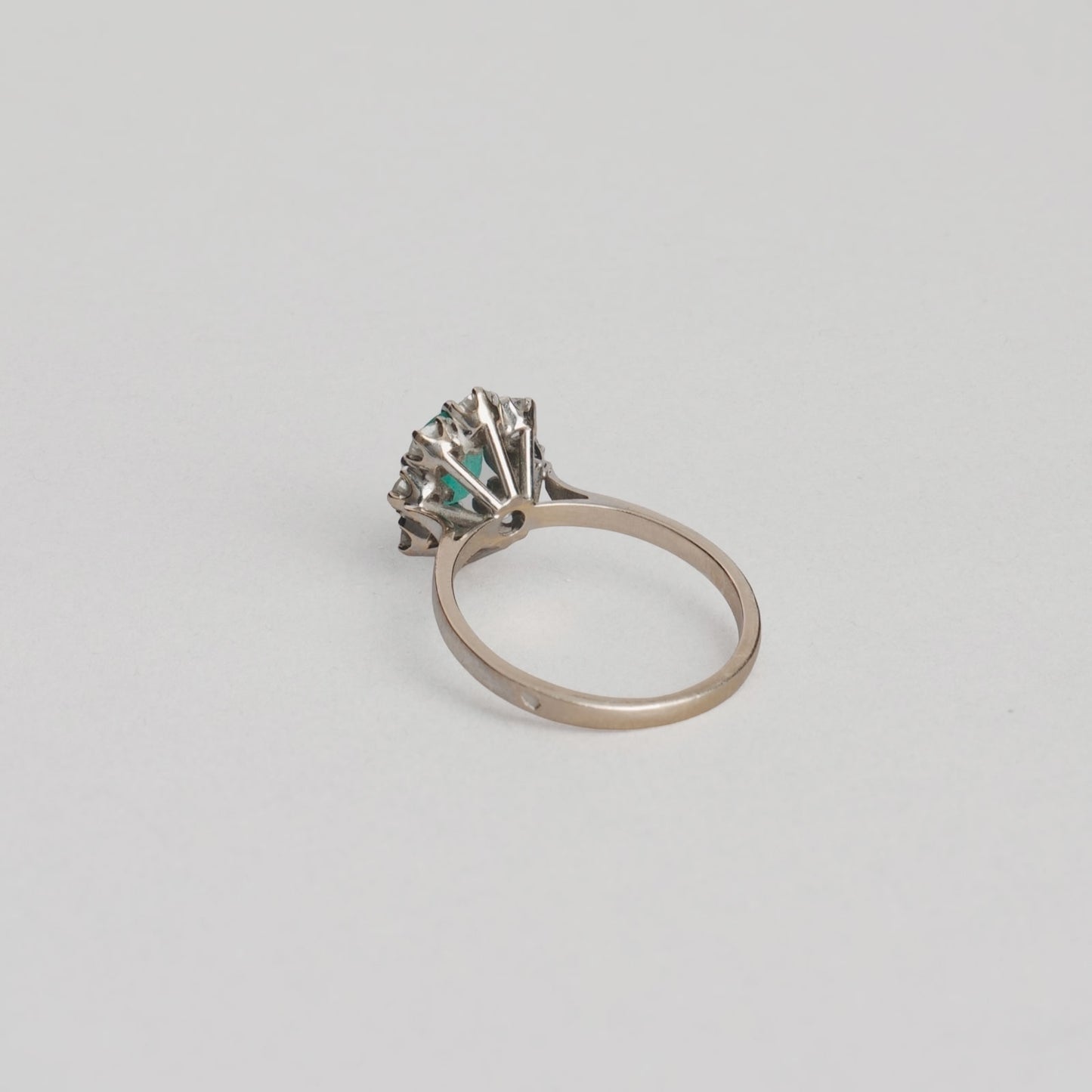 Bague marguerite, avec une émeraude des diamants  3,5 gr or 18ct 750/1000 blanc