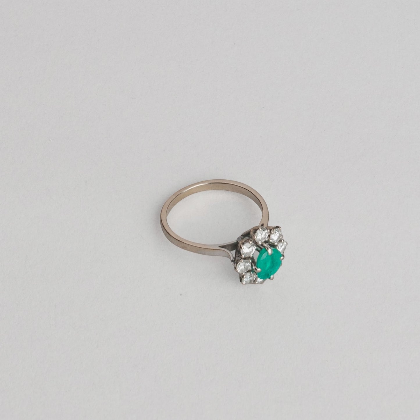 Bague marguerite, avec une émeraude des diamants  3,5 gr or 18ct 750/1000 blanc