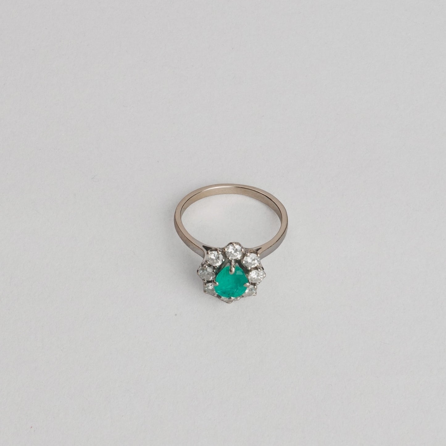 Bague marguerite, avec une émeraude des diamants  3,5 gr or 18ct 750/1000 blanc