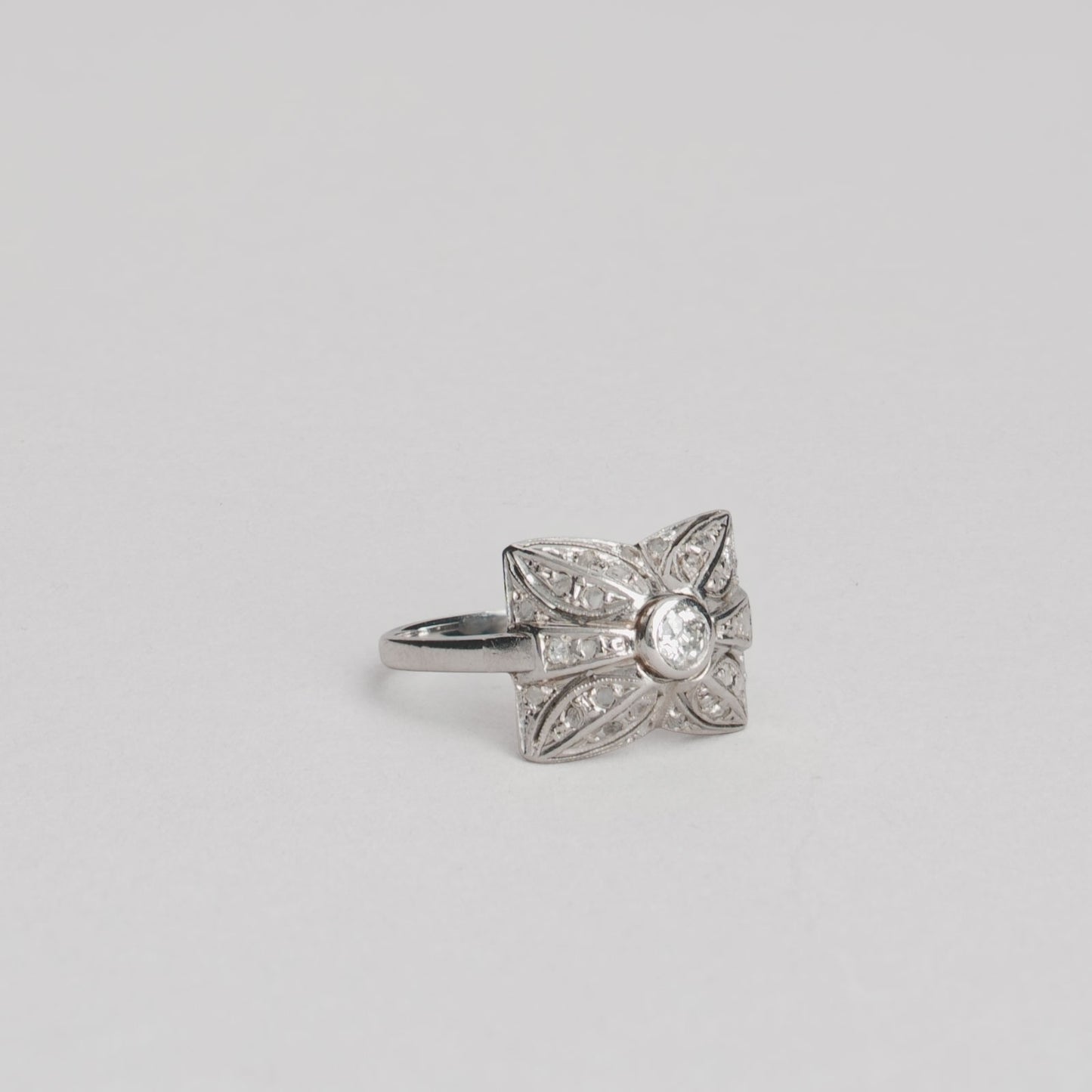 Bague trèfle art deco  avec diamant 3gr or 18ct 750/1000 et platine  blanc