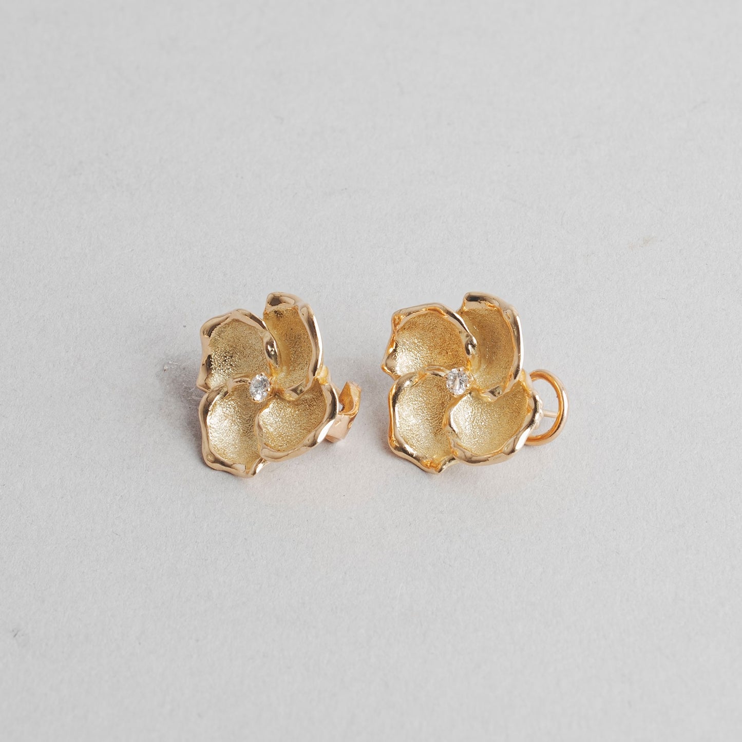BO fleurs avec un diamant 0,08ct  16,74gr or 18ct 750/1000  jaune