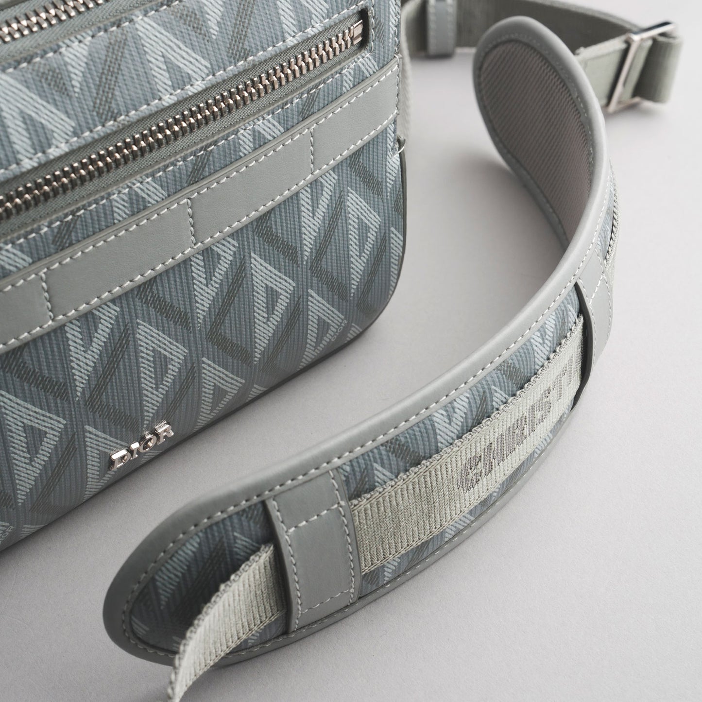 DIOR — Pouch Oblique en cuir gris