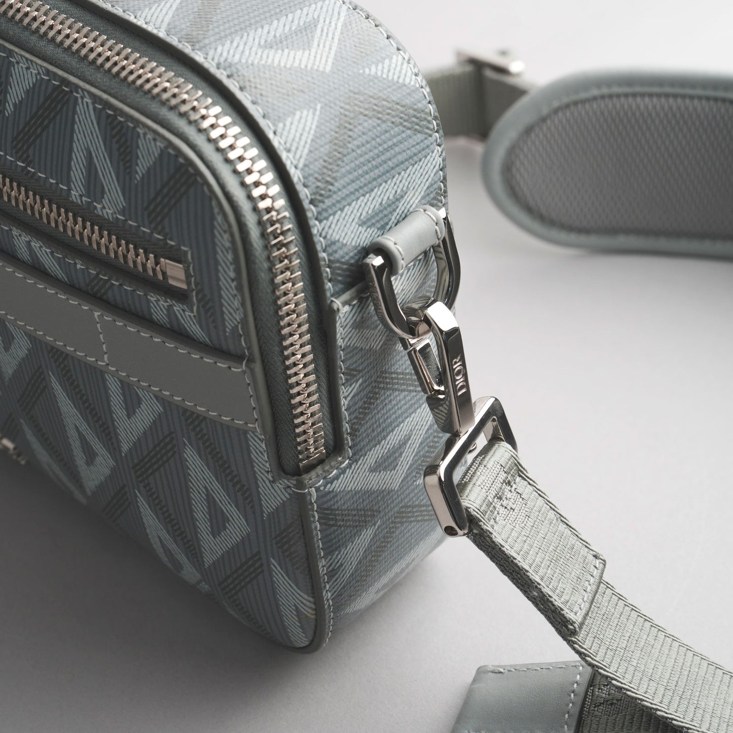 DIOR — Pouch Oblique en cuir gris