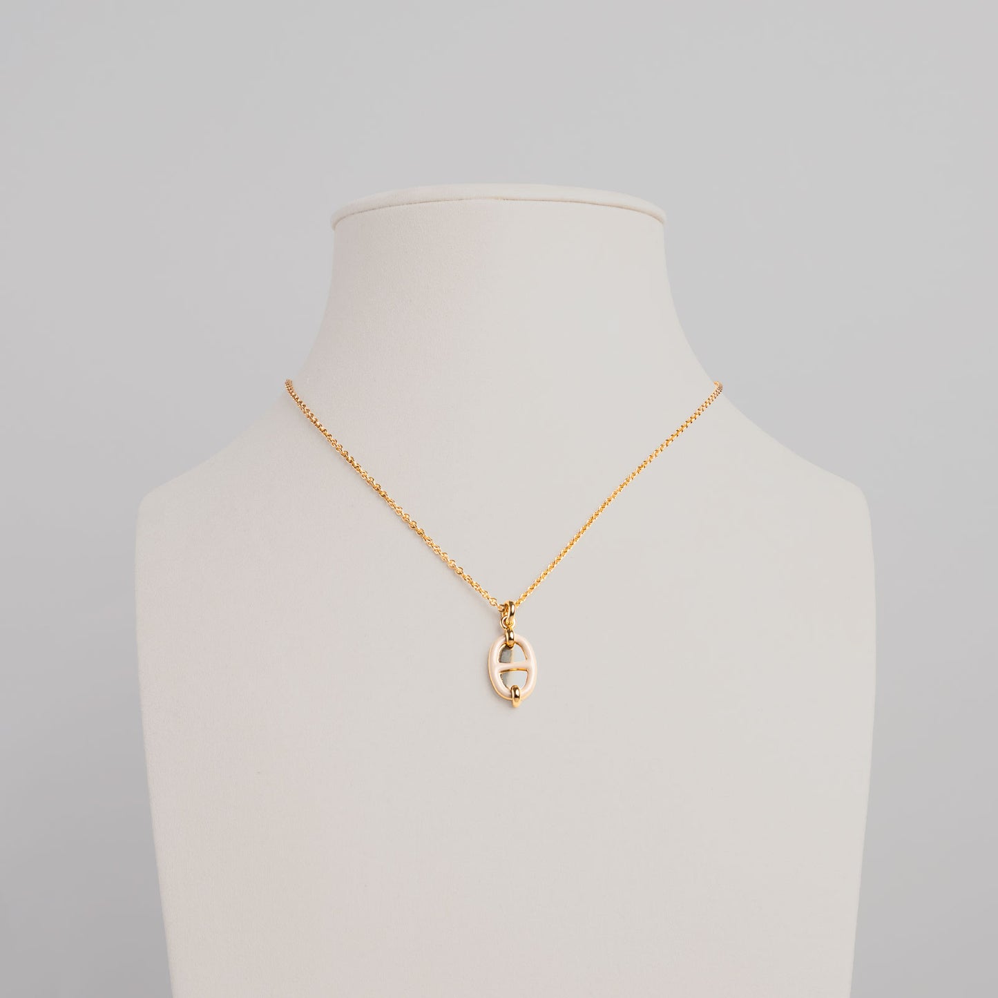 Collier en acier HERMÈS jaune laiton plaque