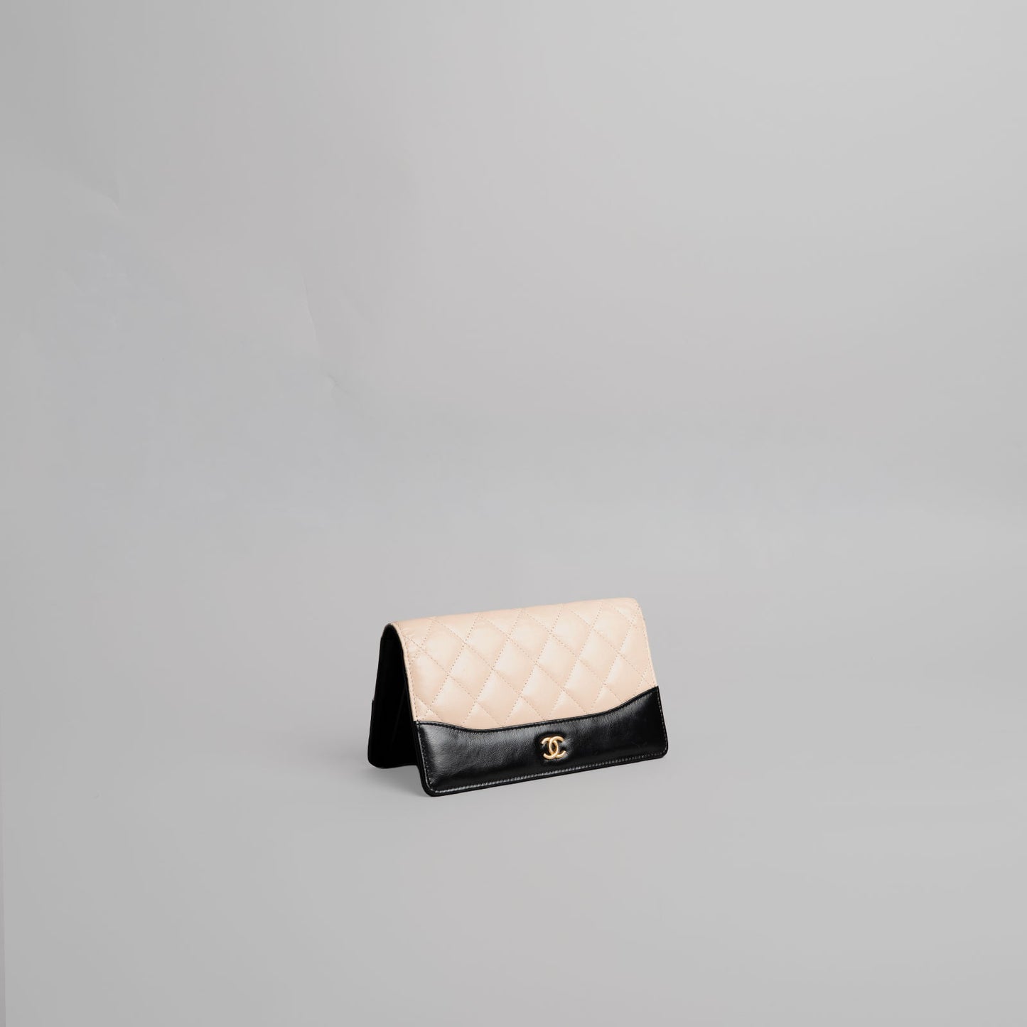 Pochette en cuir CHANEL Gabriel  noir / beige VP 22