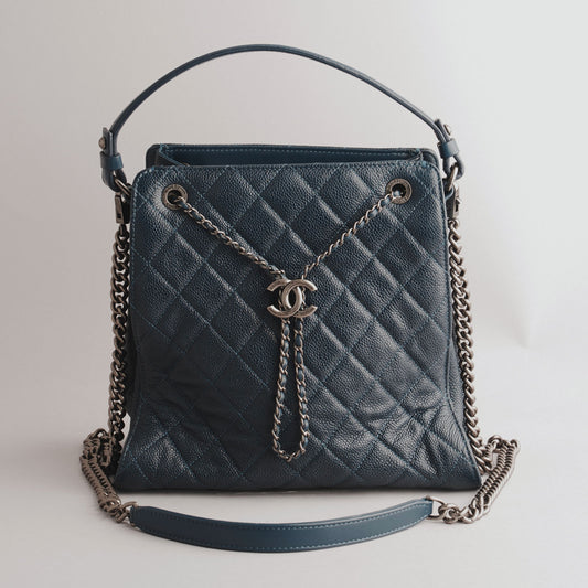 CHANEL — Sac bucket en cuir grainé bleu marine