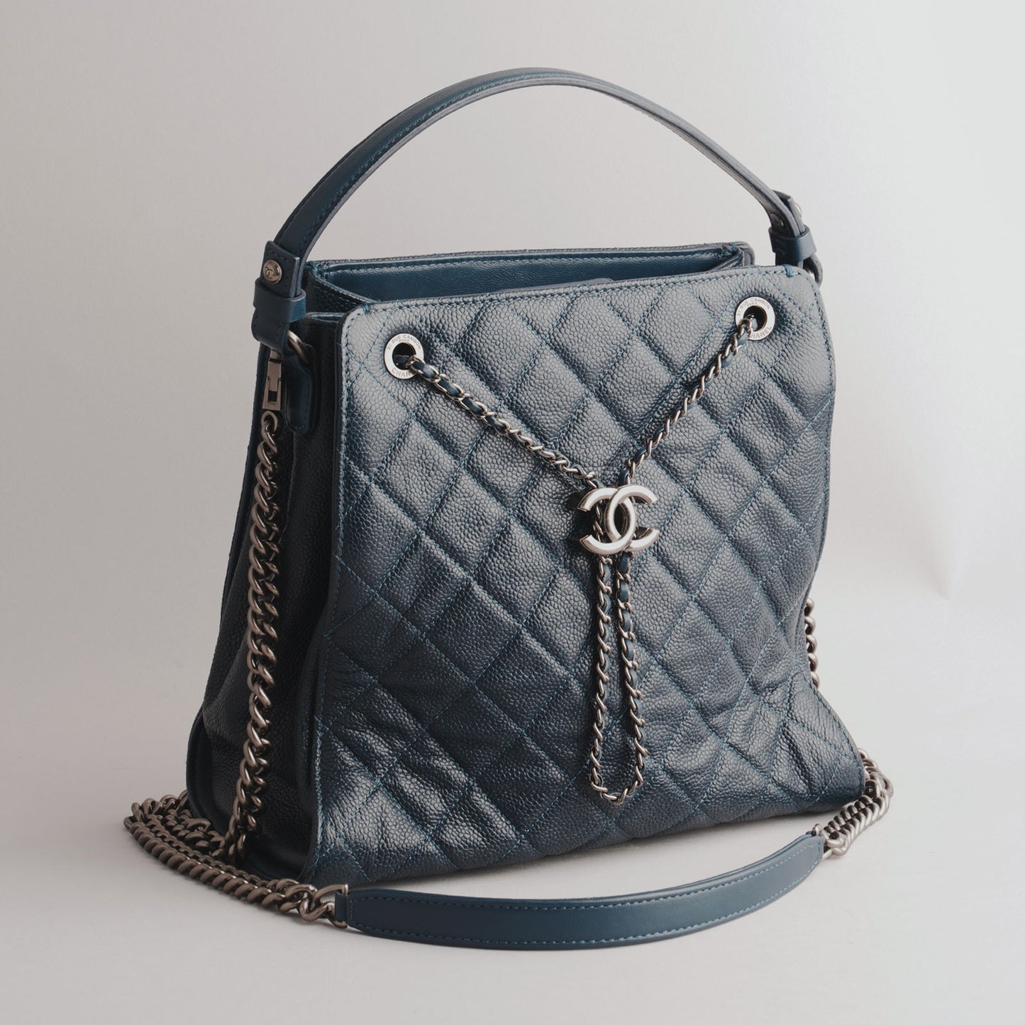 CHANEL — Sac bucket en cuir grainé bleu marine