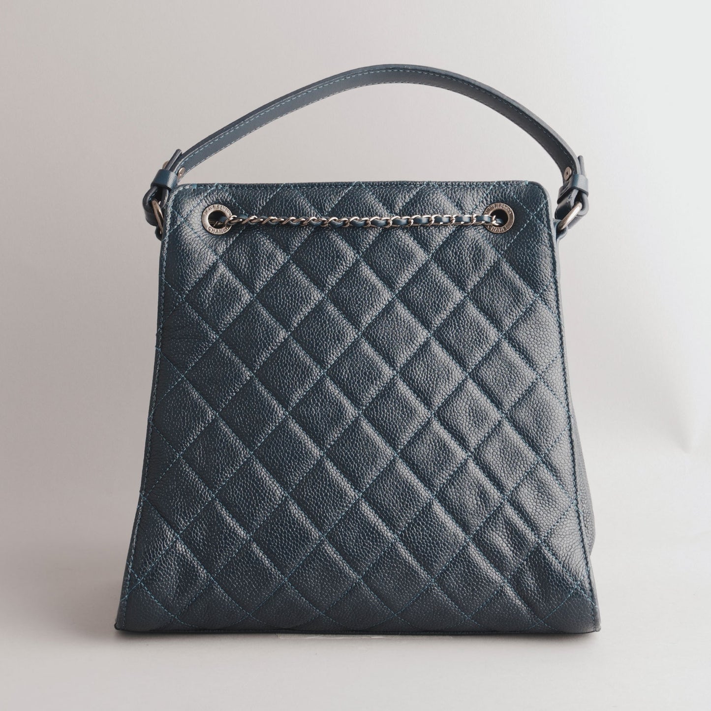 CHANEL — Sac bucket en cuir grainé bleu marine