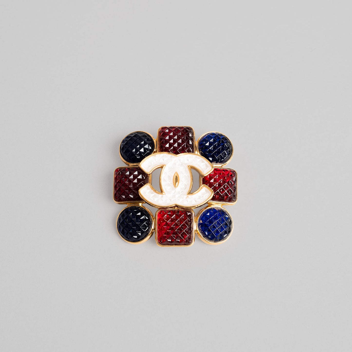Broche en or CHANEL rouge / marine / blanc Métier d art Manchester