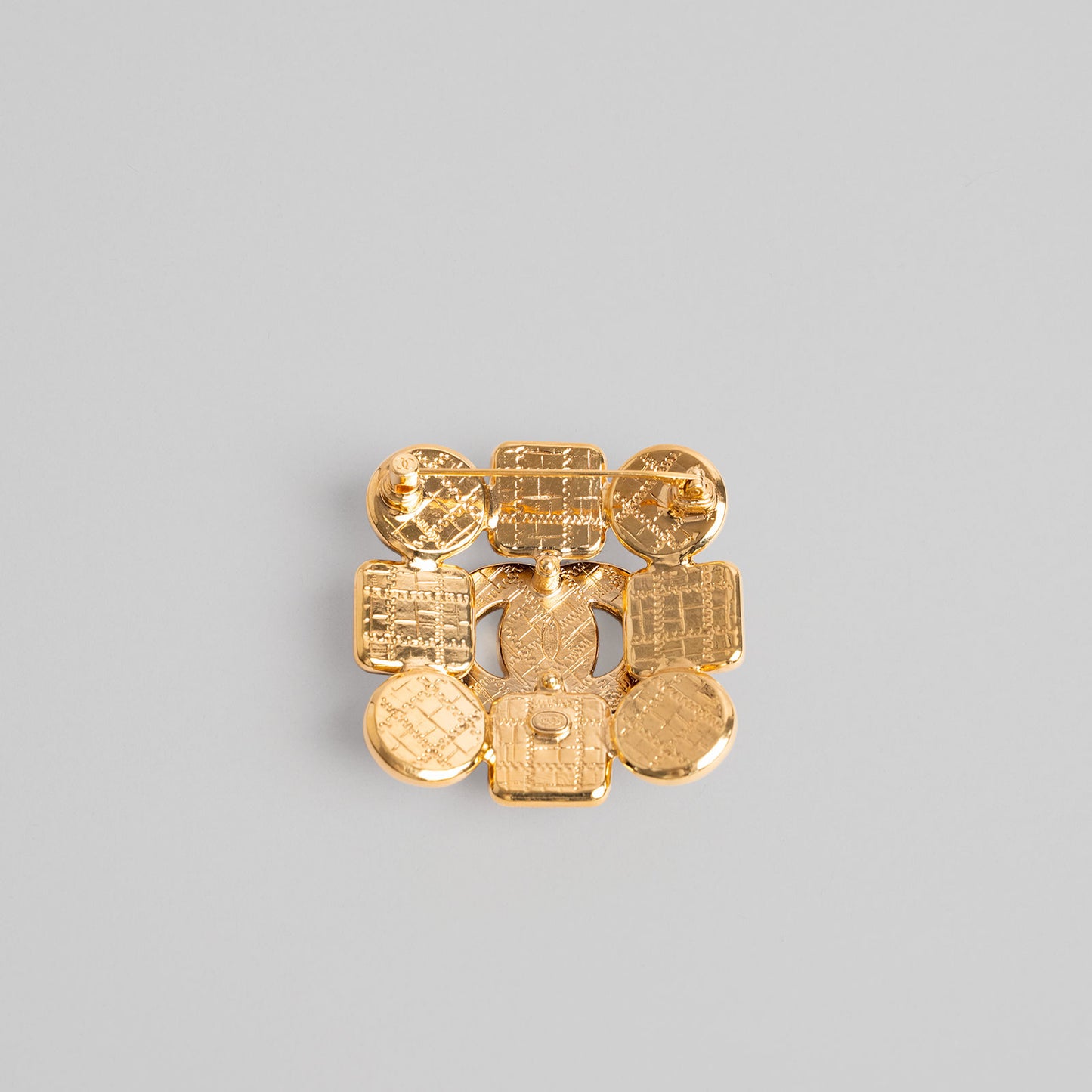 Broche en or CHANEL rouge / marine / blanc Métier d art Manchester