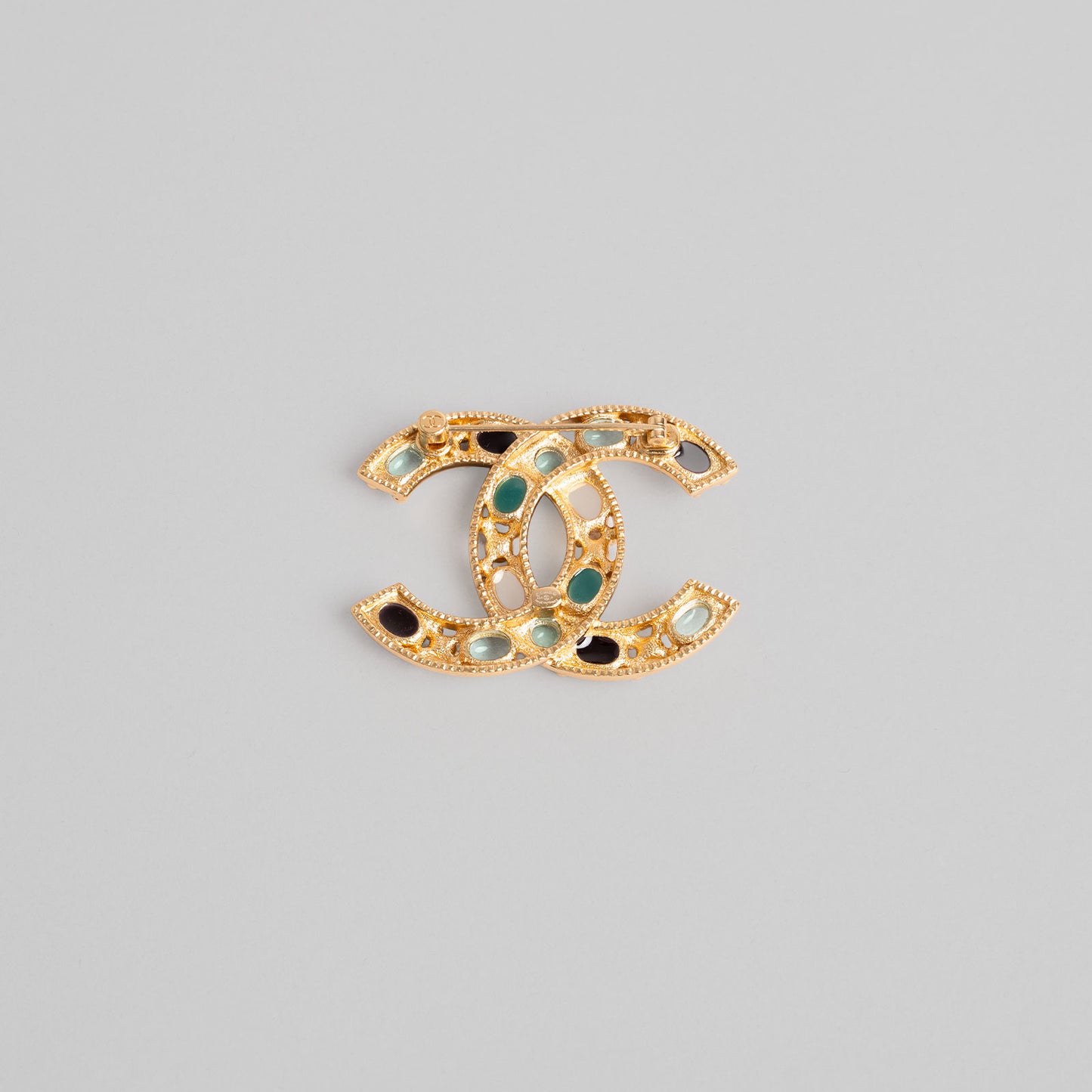 Broche CHANEL vert cabochon doré paris Manchester
