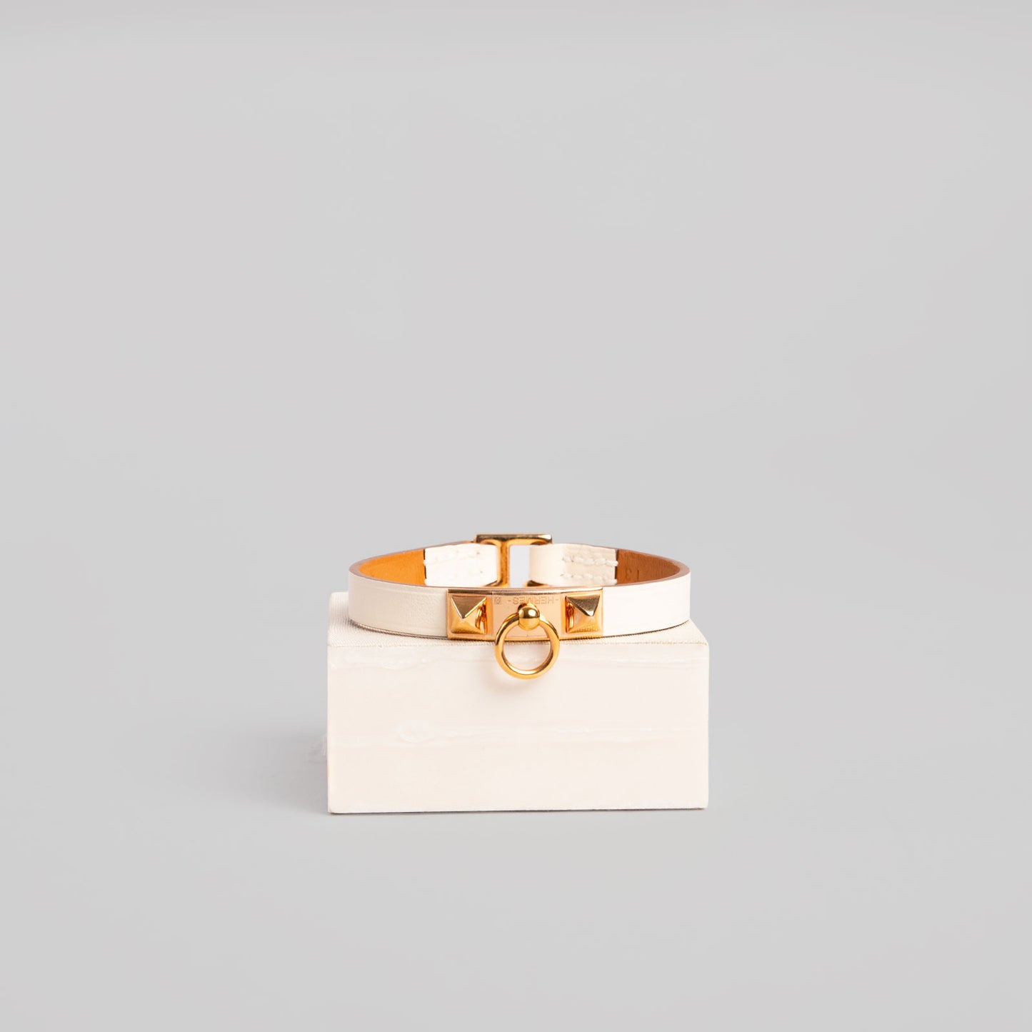 Bracelet en or HERMÈS M écru Kelly