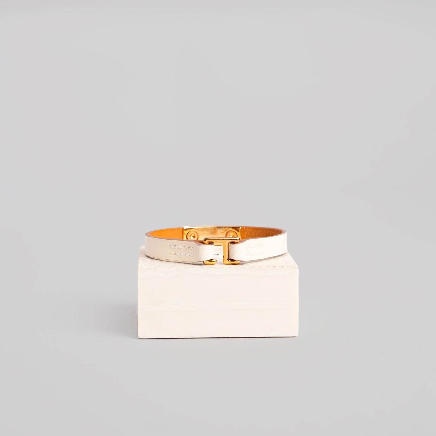 Bracelet en or HERMÈS M écru Kelly