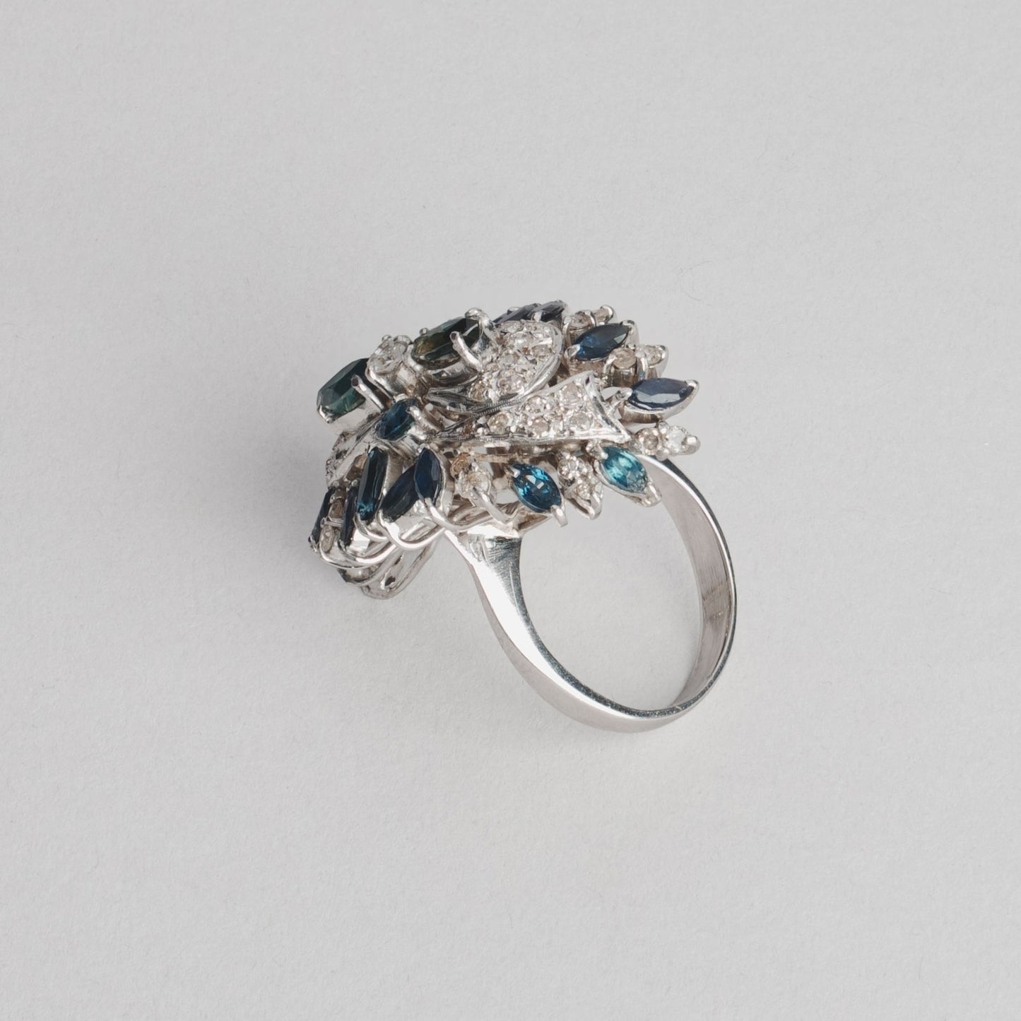 Bague saphir et diamants  13,18gr  or 325/1000  gris