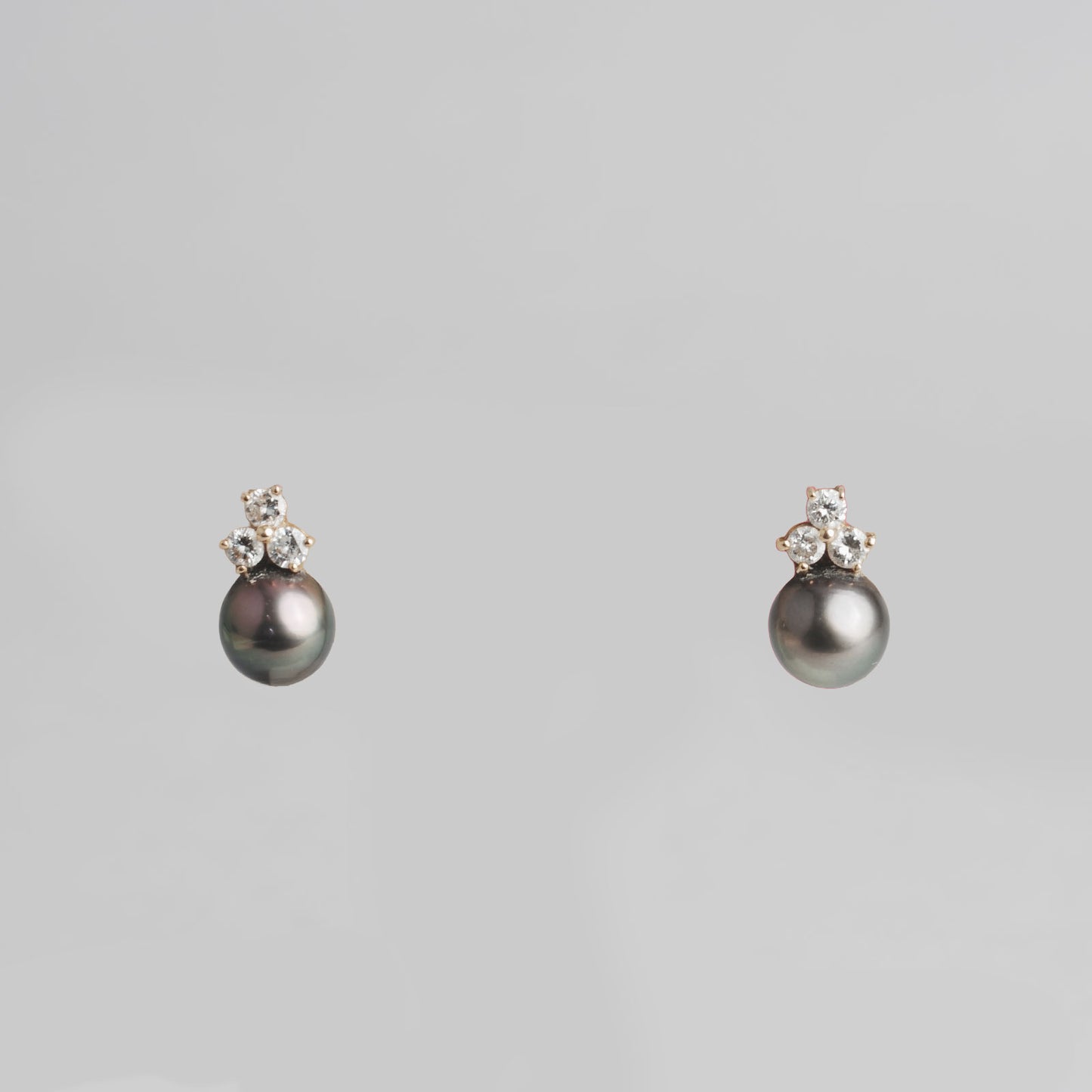 BO perle de tahiti et 3 diamants 4,72gr  or 750/1000  jaune