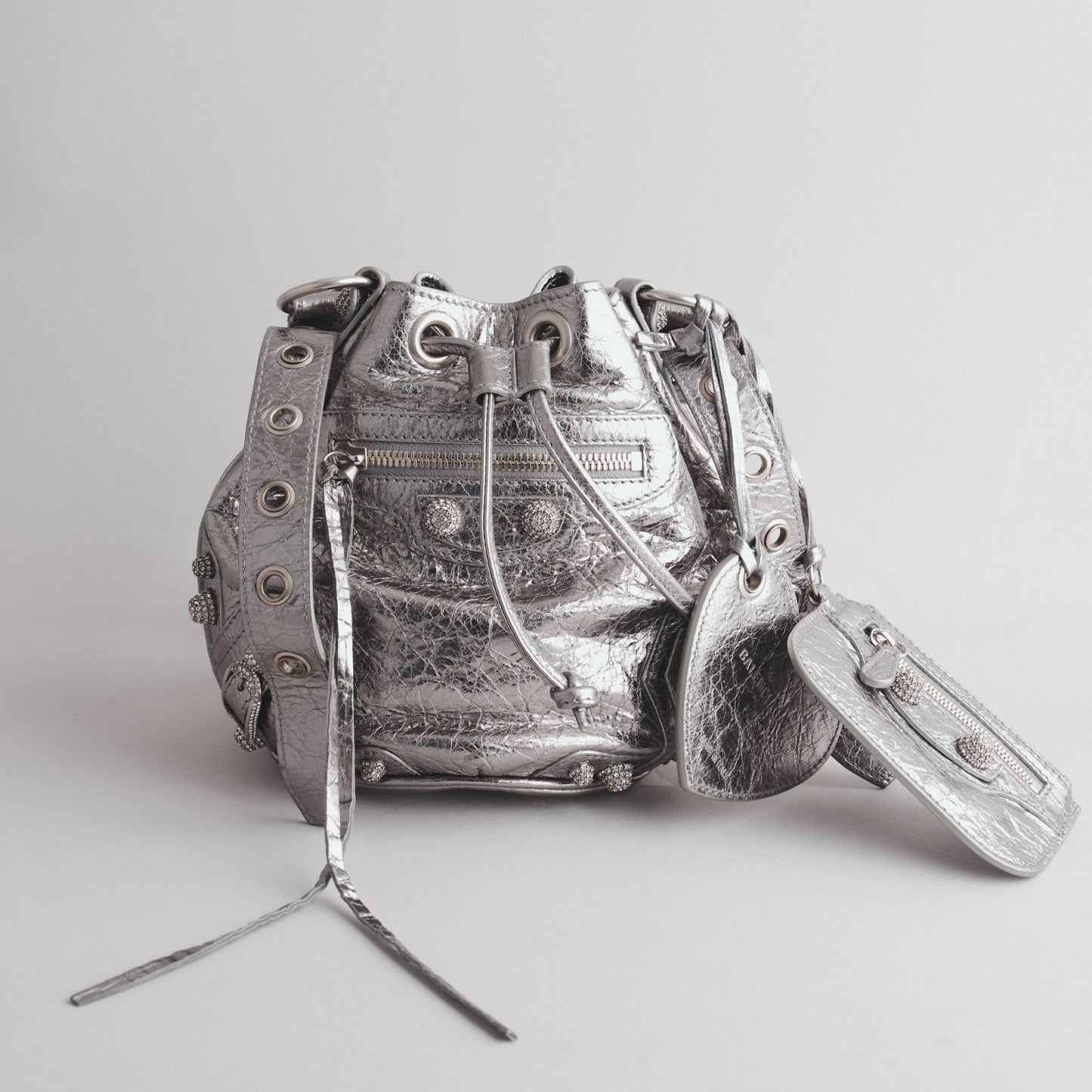 BALENCIAGA — Sac seau Le Cagole en cuir métallisé