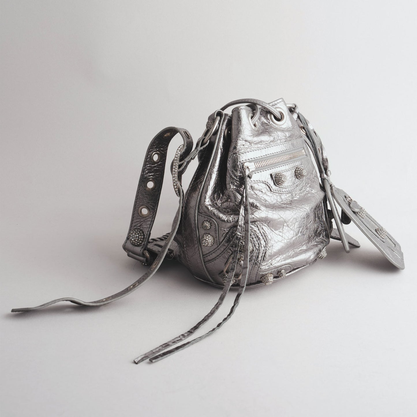 BALENCIAGA — Sac seau Le Cagole en cuir métallisé
