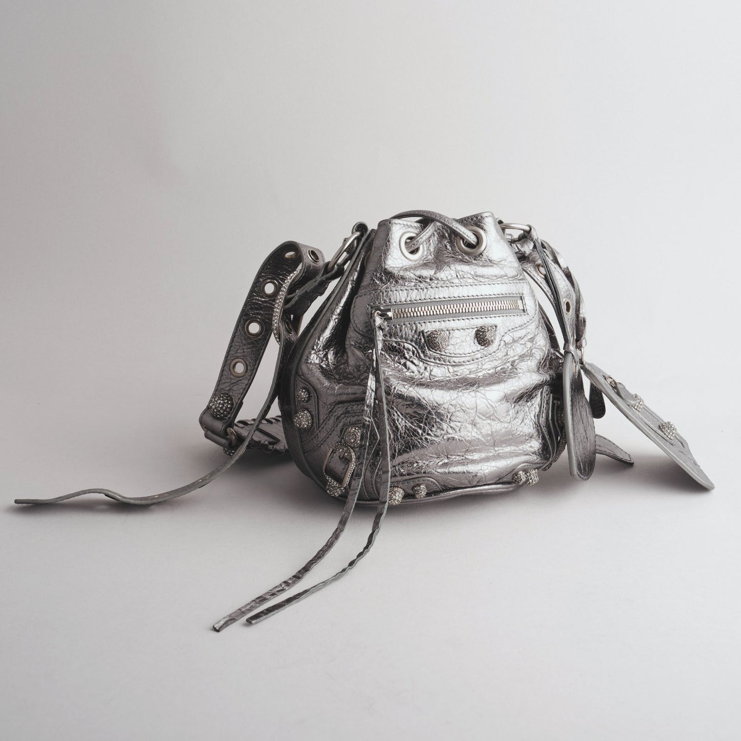 BALENCIAGA — Sac seau Le Cagole en cuir métallisé