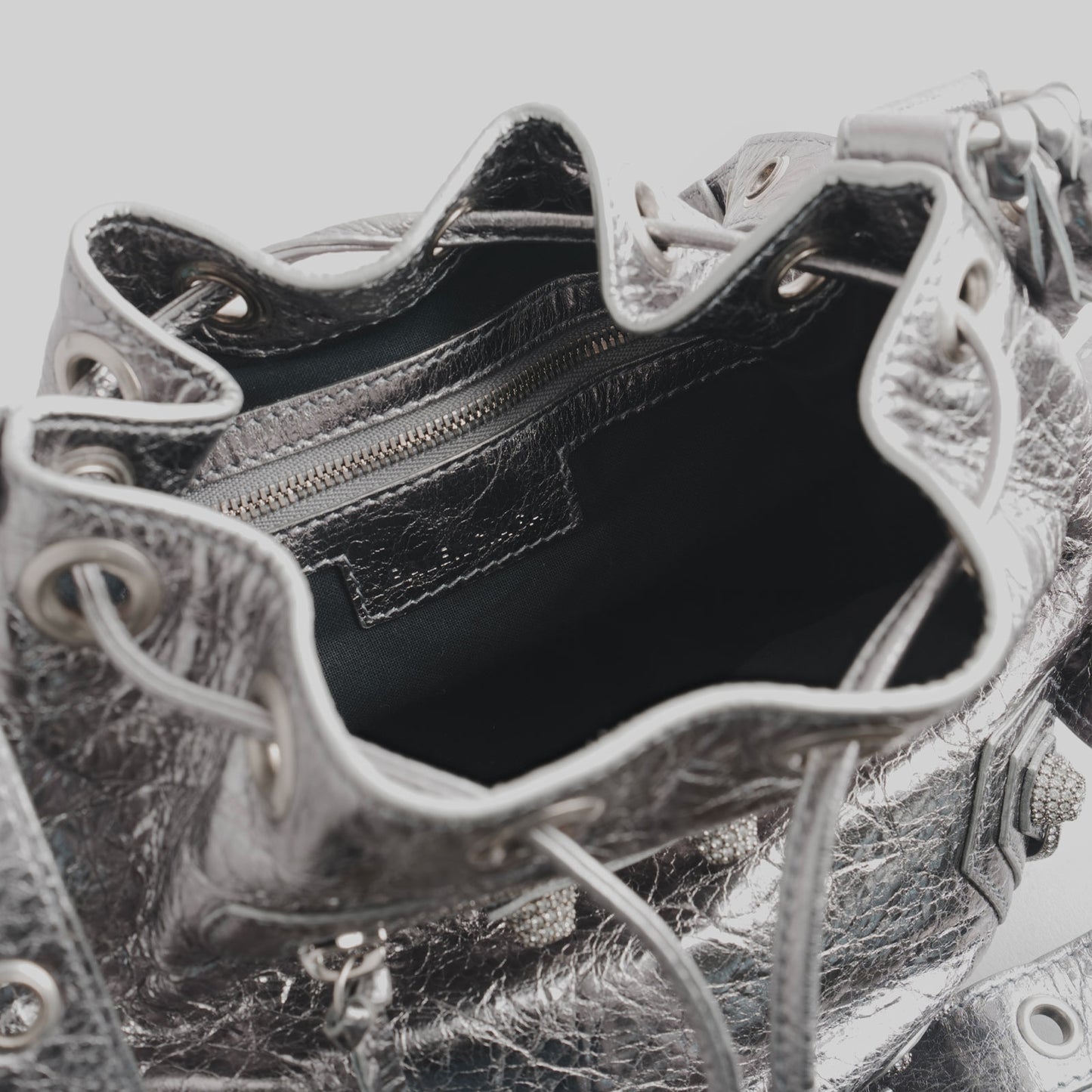 BALENCIAGA — Sac seau Le Cagole en cuir métallisé