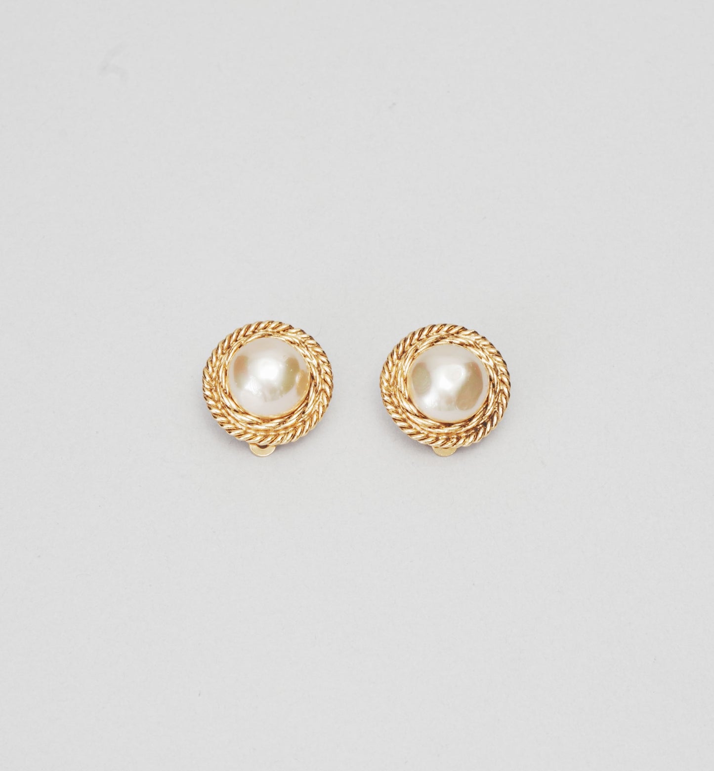 Boucles d'Oreilles Chanel Vintage Nacre & Doré
