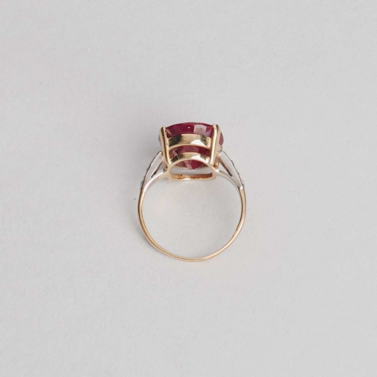 Bague or 750/1000 diamant et rubis 10carat 4,66gr gris