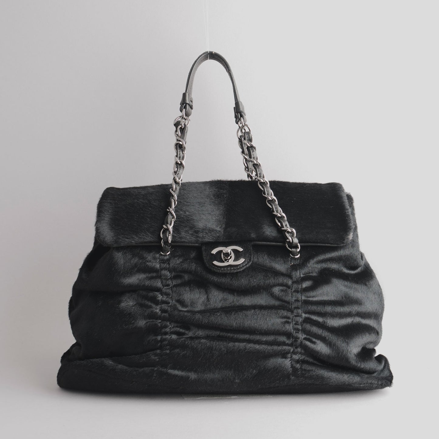 CHANEL — Grand sac en veau poulain noir