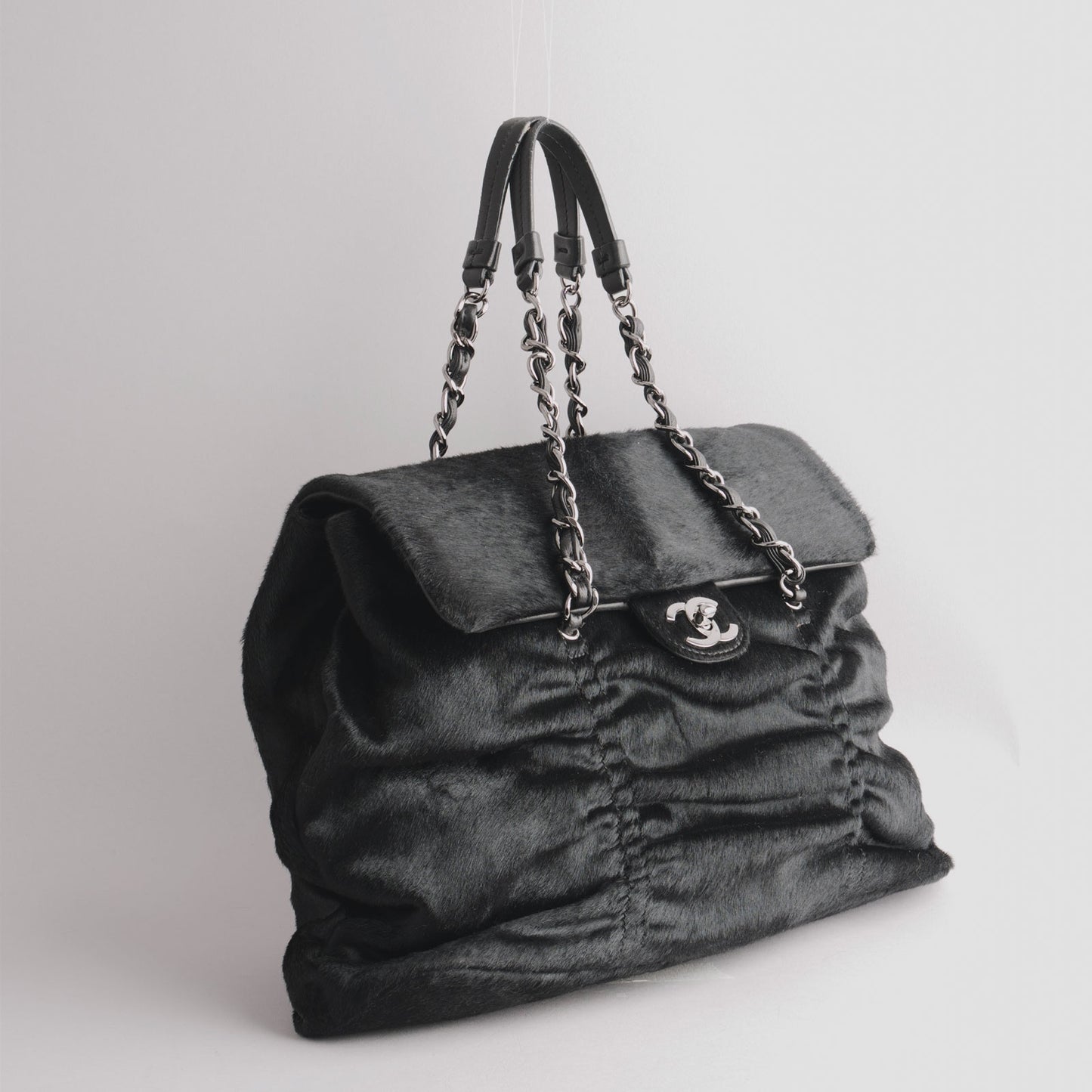 CHANEL — Grand sac en veau poulain noir