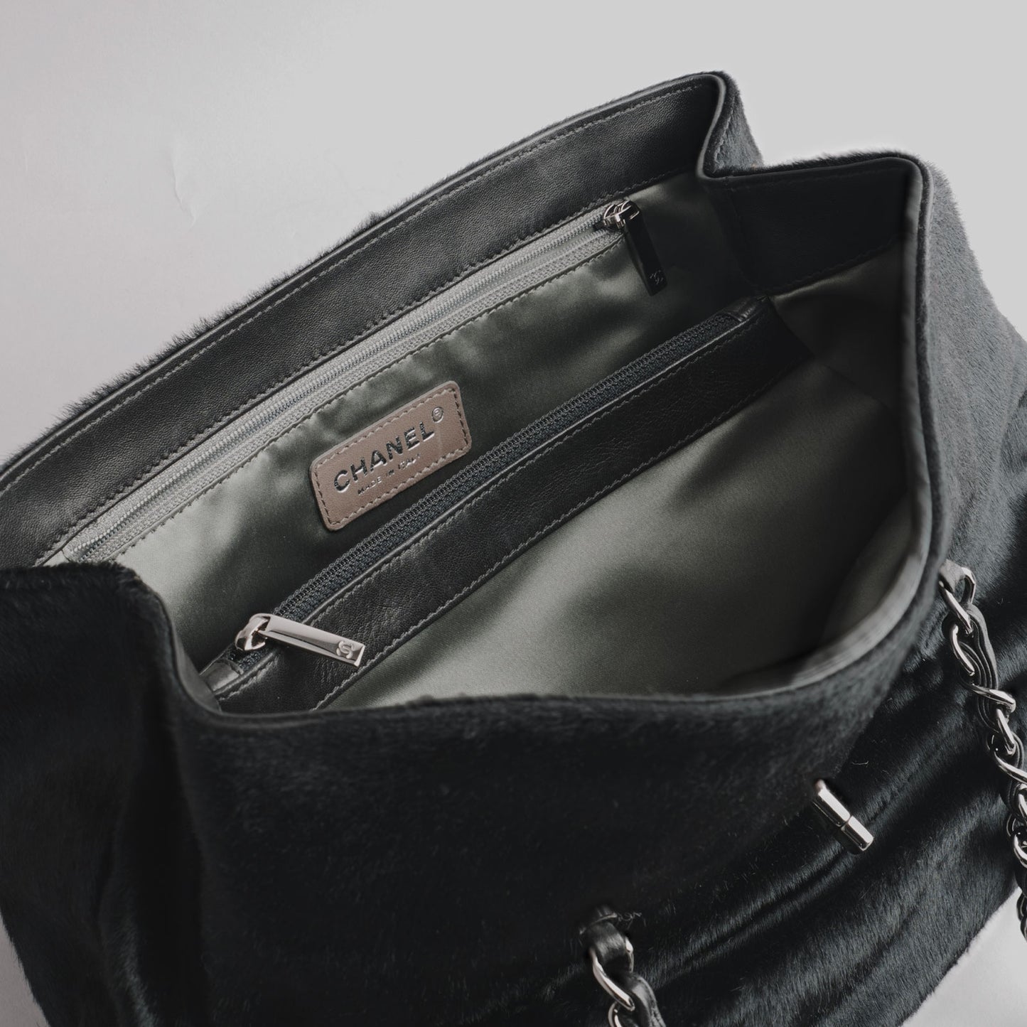 CHANEL — Grand sac en veau poulain noir